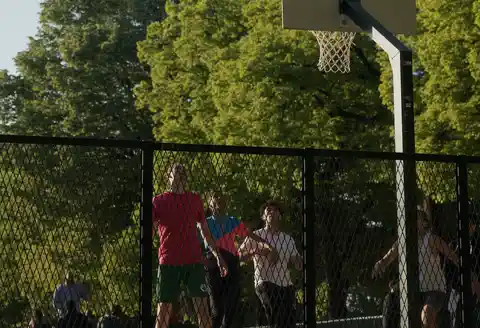بازی بسکتبال در پارک رنگ خون گرفت