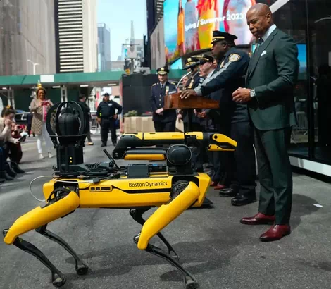 ربات عجیبی که به پلیس نیویورک خدمت می‌کند